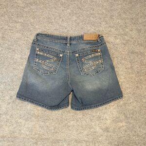 Seven 7 Women's Size 6 Distressed Denim Blue Jean Shorts Stretch Embroidered.
